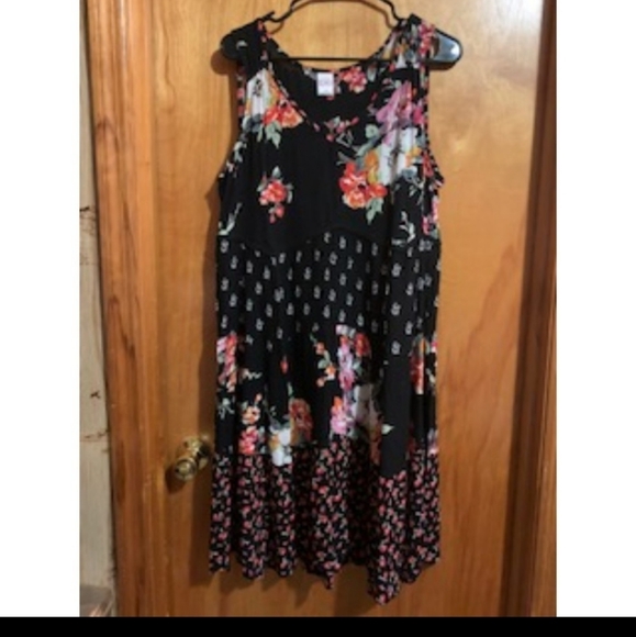 Bila Dresses & Skirts - Floral light-weight flowy dress